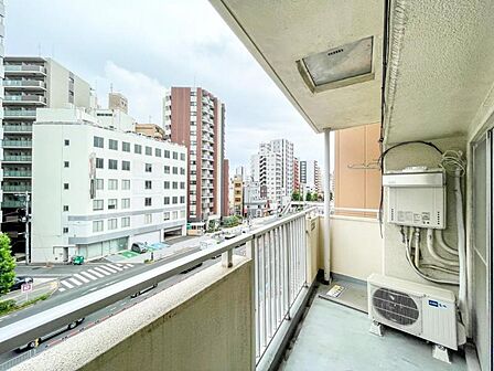 【バルコニー】 バルコニーが南東向きで、1日を通して日差しが気持ちよく射し込みます。