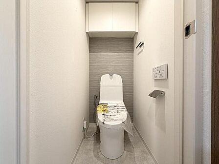 【トイレ】凹凸の少ない内装とシンプルな設計で、汚れがたまりにくく、さっと拭くだけで清潔に。