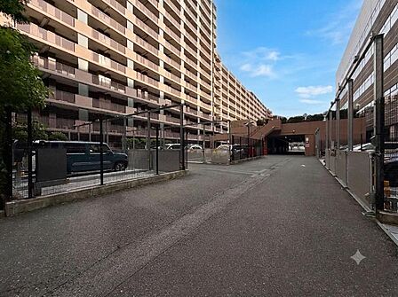 【駐車場】お車をお持ちの方に嬉しい敷地内駐車場。空き状況についてはお問い合わせください。