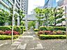 エントランス：【エントランス】　豊かな植栽に包まれたエントランスアプローチ。緑が導く我が家への道。