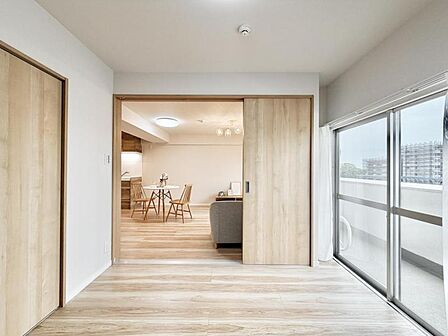 【洋室：5帖】リビングと隣り合う洋室。趣味の部屋にもお子様の部屋にも出来る汎用性があります。