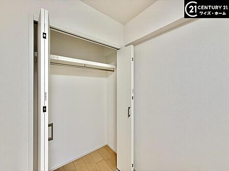 【収納】5帖の洋室に備わる収納。丈の長いコートやワンピースをハンガーに掛けてシワを付けずに収納できます。