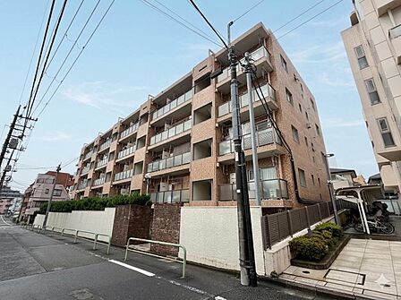 【外観】どっしりとした安定感のあるフォルム。時を経ても色褪せない、大切に管理されたマンション。
