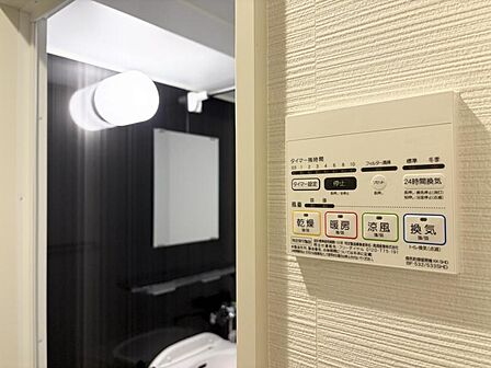 【設備】 天気に左右されず洗濯物を乾かせる浴室乾燥機付き
