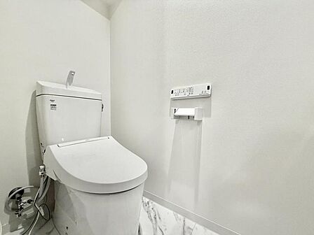 【トイレ】白を基調とした清潔感あふれる空間となっております。