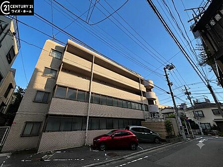 【外観】青空に映える重厚な佇まい。