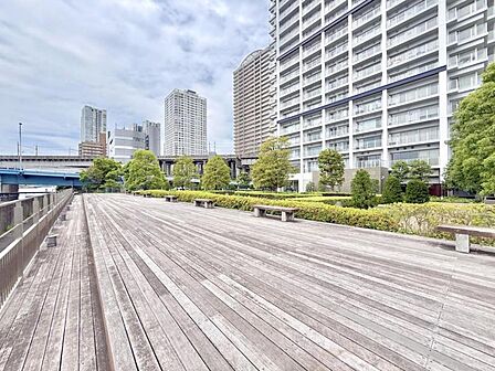【エントランス】 ウッドデッキ道が心地よい日常を演出してくれる