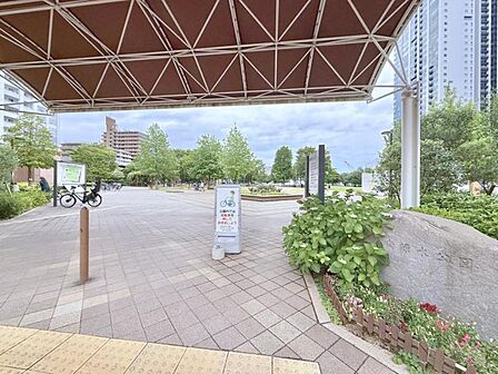 【エントランス】 近所に整備された公園もあり普段のお出かけにも便利です