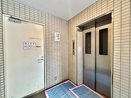 落ち着いた色合いで、周囲の街並みに馴染む外観です。