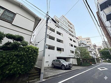 【外観】静かな住宅街に映える、端正なマンション。