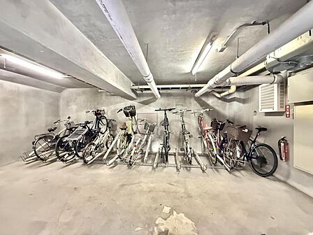 【駐輪場】建物内に整理された駐輪場があり、愛車の保管に便利。