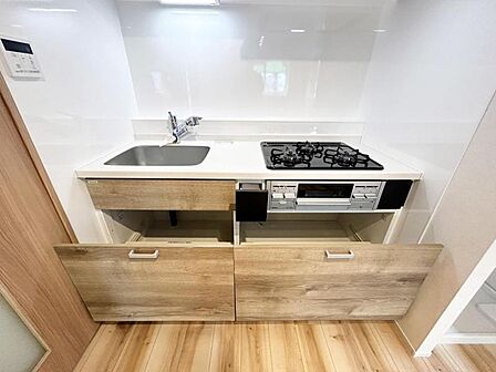 収納スペースが豊富で、調理器具や食材もスッキリ片付きます。