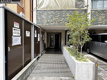 清潔感のある明るいエントランスが、毎日の帰宅を心地よく迎えてくれます。