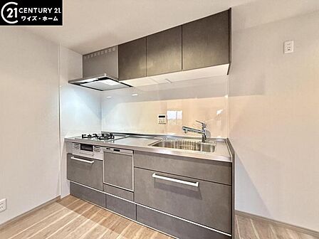【キッチン】洗練されたシステムキッチンが住空間の美意識を高める。