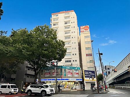 【外観】青空に映える重厚な佇まい。