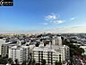 バルコニー：【眺望】遠くまで見渡せる開放的な眺望。日々の疲れを忘れさせてくれる景色です。