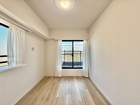 【洋室】シンプルな内装で家具の配置もしやすい空間です。