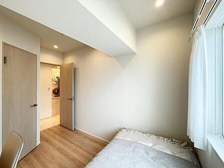 【洋室:】明るく落ち着いた雰囲気のお部屋です。