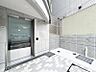 エントランス：【駐輪場】建物内に整理された駐輪場があり、愛車の保管に便利。