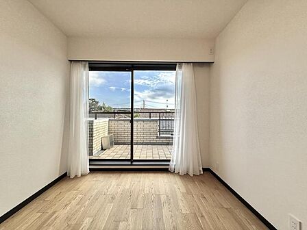 【洋室:5.2帖】独立性があり、在宅ワークにもおすすめのお部屋です。