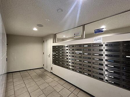 【エントランス】住環境の良さを感じられる入口部分。