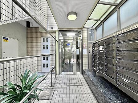 【エントランス】暮らしを支えてくれる管理がしっかりとしているから、安心して永く暮らせる住まいです。