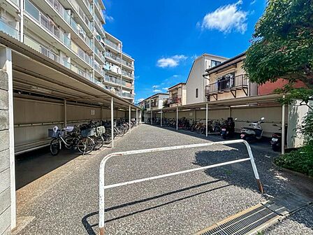 【駐輪場】　屋根付きの駐輪場があるので雨の日もストレスなく自宅へ