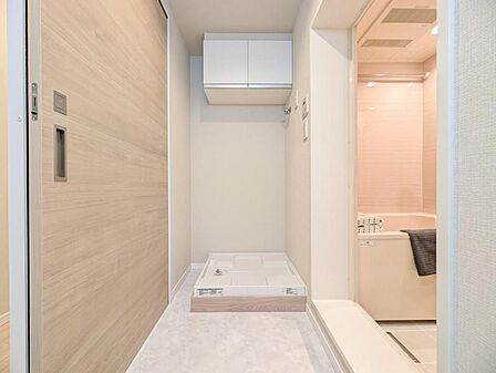 【洗面所】 上部の吊戸棚には日用品を収納することもできランドリースペースをスッキリとお使いいただけます