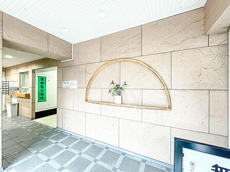 【エントランス】 「ただいま」を優しく包む、温かな光とゆとりあるエントランス。