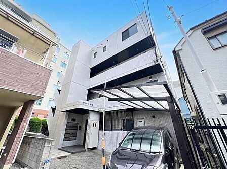 【外観】周囲の街並みと調和する落ち着いた色調。