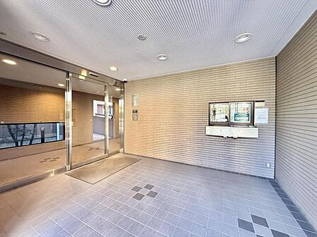 【エントランス】清潔感のあるエントランス。住人同士のゆるやかな交流を育む場。
