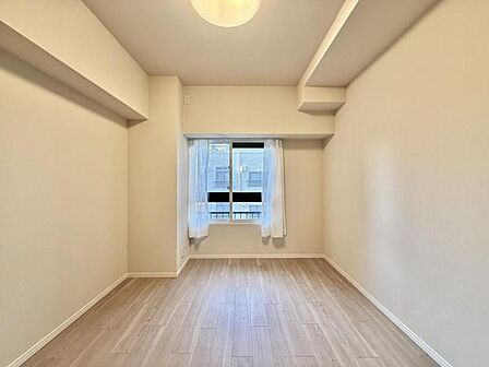【洋室：6.5帖】リビングから見守りのしやすい洋室はお子さまの遊び部屋にも適しています。元気に遊ぶお子さまと一緒に寛げる間取りです。