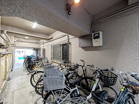 【駐輪場】屋内自転車置き場のため雨風の影響を受けにくく、保管環境も良好です。