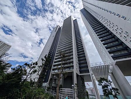 【外観】凛と佇むタワーレジデンス。品格ある外観が、街に静かな存在感を放ちます。