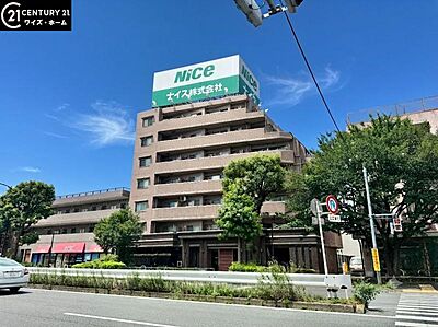外観：【外観】青空に映える重厚な佇まい。