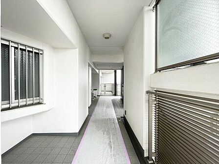 【共用廊下】住まう方を心地よく迎える共用スペースです。