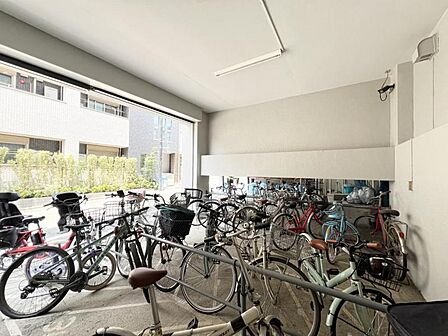 【駐輪場】屋内自転車置き場のため雨風の影響を受けにくく、保管環境も良好です。
