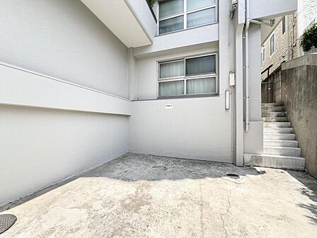 【駐車場】マンション敷地内の駐車場。