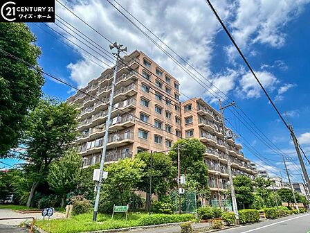 【外観】真っ直ぐに空へ伸びる、堂々とした佇まい。