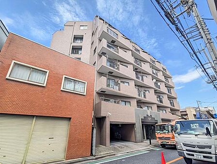 【外観】 陽光をたっぷりと取り込む明るい住空間。圧迫感がなく街並みに馴染む落ち着いた佇まい