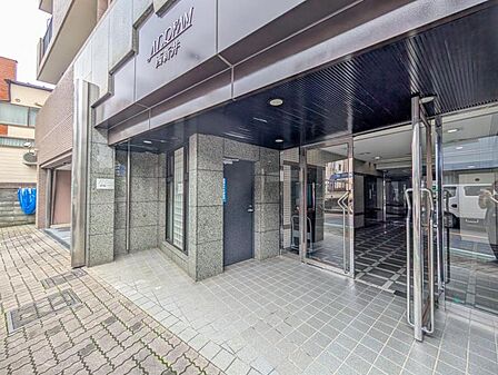 【エントランス】 住民同士の挨拶が飛び交うエントランスは明るく快適で気持ちの良い空間