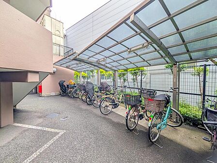 【駐輪場】 屋根付きの駐輪スペースがあり、雨の日も安心です。
