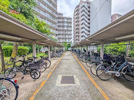 【駐輪場】 広くしっかりと区画分けされた駐輪場。管理も行き届いて使いやすそうです。