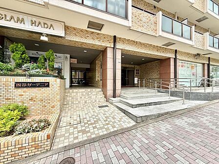 【エントランス】 住まいの顔ともいえるエントランスは、上品で洗練された印象に仕上がっています。