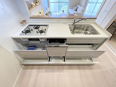 【キッチン】　料理を楽しむキッチンスペース。使いやすさと心地よい暮らしを追及し、愛着を持って使い続けられる空間へ。