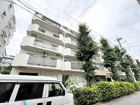 【外観】端正なフォルムが印象に残る建物デザイン。