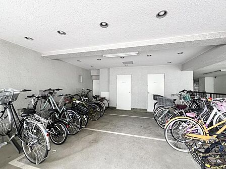 【駐輪場】敷地内に設置されており、日々の利用にも便利です。