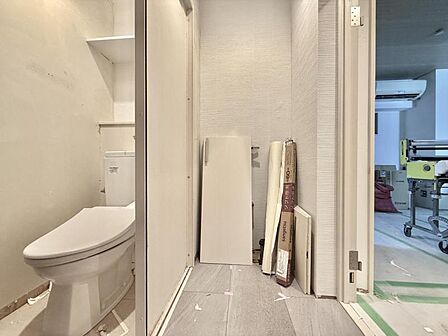 【洗面所】 毎朝が楽しみになる洗練の洗面空間。使い勝手とデザインを両立させ、忙しい朝もスマートに整います。