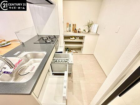 【キッチン】　効率的にお料理できる便利な3口コンロをはじめとしフライパンなど大きな料理道具をきれいに収納できる機能的な大型収納スペースが備わった快適なキッチンスペース