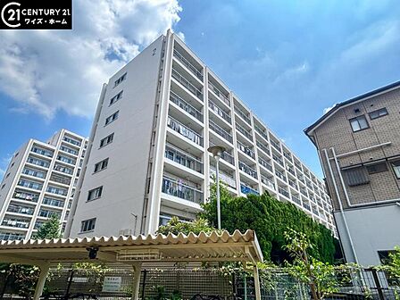 【外観】 空へと伸びるシャープなライン。洗練された都市生活の象徴。